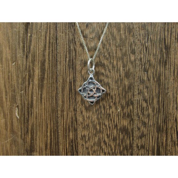 Jewelry - 18" Sterling Silver Small Celtic Pattern Pendant Necklace Vintage Minimalist